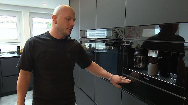 "...und hier ist die dritte Wärmeschublade": Stolz präsentiert Julian (36) seine beeindruckende Küche.