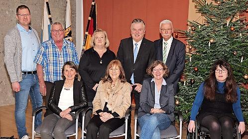 Mitarbeiterehrung: (vorn v.l.) Waltraud Spindler, Brigitte R&uuml;ger-Braun, Heike Klaus, Katrin Opel sowie (hinten v.l.) Andreas Hahn (Personalrat), Bernhard Stenglein, Michaela Ramming, Landrat Klaus Peter S&ouml;llner und Rainer Bullmann.