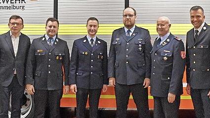 Unser Bild zeigt B&uuml;rgermeister Armin Warmuth, Manuel Wurst, Sebastian Emmert, Michael Ohmert, Walter Emmert sowie Kreisbrandrat Markus Ullrich.