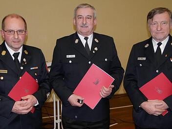 Für ihren Einsatz für die Feuerwehr wurden Engelbert Scherer, Leonhard Neubert und Hans Desch ausgezeichnet.