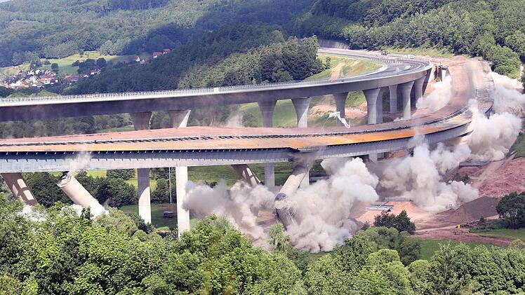 Juni: Die Sinntalbrücke zwischen Bad Brückenau und Riedenberg wurde gesprengt. Foto: Matthias Hoch