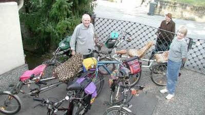 Einen Teil seines Fahrradfuhrparkes hat Erich Heß im Hof seines Anwesens aufgestellt. Foto: Helmut Will