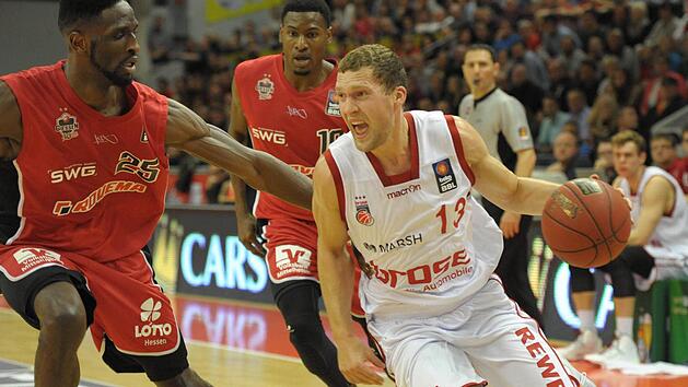 Janis Strelnieks (r.) von den Brose Baskets zieht gegen den Gie&szlig;ener Ekene Ibekwe zum Korb. Foto: Michael Schepp