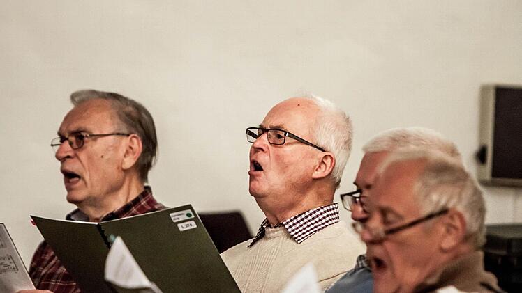 Impressionen von der Probenarbeit an Helmut Mitzenheims "Weihnachtsoratorium".Foto: Jochen Berger