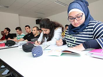 Im Unterreicht lernen die Schüler viel über das Schicksal der Flüchtlinge und andere Kulturen. Foto: Josef Hofbauer
