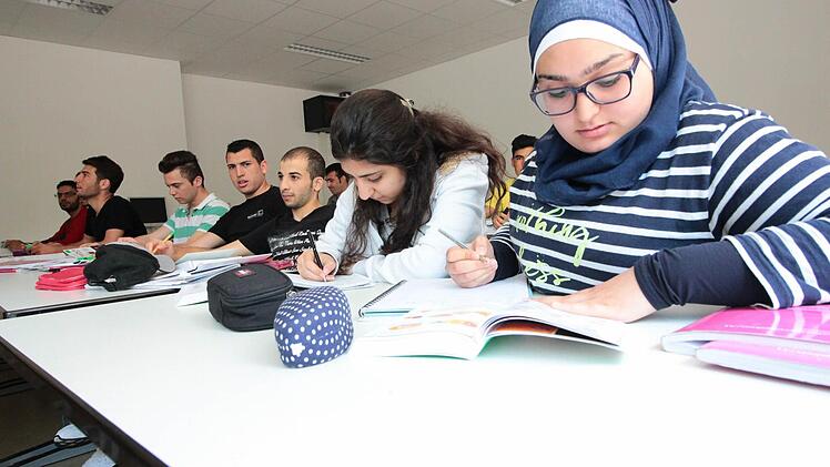 Im Unterreicht lernen die Schüler viel über das Schicksal der Flüchtlinge und andere Kulturen. Foto: Josef Hofbauer