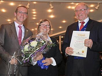 Große Ehre für Karl Berberich (rechts), der zusammen mit seiner Ehefrau Pia beim Neujahrsempfang im Mittelpunkt stand und von Bürgermeister Wolfgang Desel eine Urkunde erhielt. Foto: Bertram Wagner