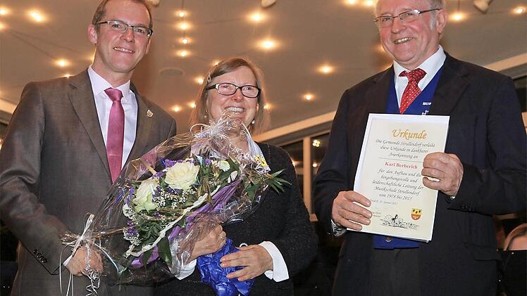 Große Ehre für Karl Berberich (rechts), der zusammen mit seiner Ehefrau Pia beim Neujahrsempfang im Mittelpunkt stand und von Bürgermeister Wolfgang Desel eine Urkunde erhielt. Foto: Bertram Wagner