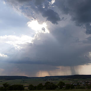 Gewitter entladen sich aus kilometerhohen WolkentŸrmen - Beeindruckende Blitzshow die gesamte Nacht durch - Schafe suchen vor Gewitter und Starkregen Schutz