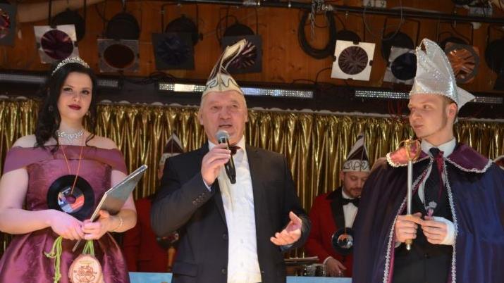 Das Knetzgauer Prinzenpaar Aileen I. und Michael I. wurden von Sitzungspr&auml;sidenten Willi Fu&szlig; (Mitte) empfangen.