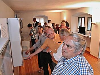 Die Besucher beim Rund- und Informationsgang in der Synagoge in Memmelsdorf, welche viele Schätze aus dem Judentum beherbergt. Der verantwortliche Träger- und Förderverein wurde jetzt 25 Jahre. Helmut Will