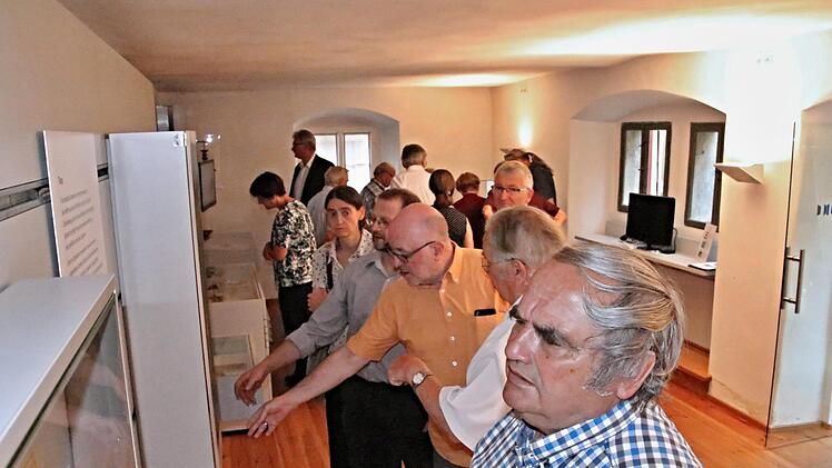 Die Besucher beim Rund- und Informationsgang in der Synagoge in Memmelsdorf, welche viele Schätze aus dem Judentum beherbergt. Der verantwortliche Träger- und Förderverein wurde jetzt 25 Jahre. Helmut Will