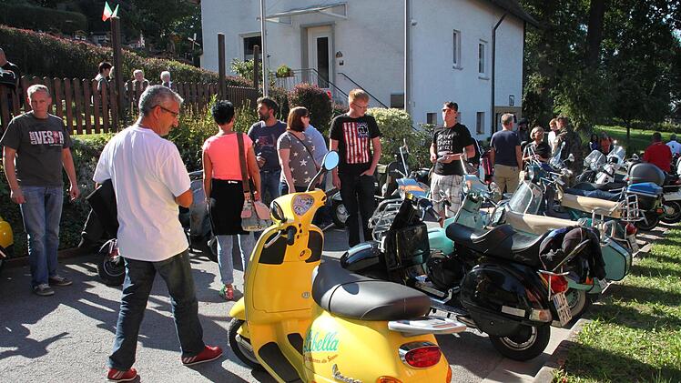Am 23. September wird  Maineck wieder zum Vespa-Mekka. Hunderte von Besuchern flanierten in den  vergangenen Jahren an Dutzenden von Maschinen vorbei. Foto: Stephan  Stöckel.