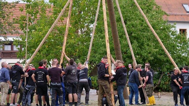 Die Röttenbacher Kerwasburschen in Aktion.  Foto: Heike Reinersmann