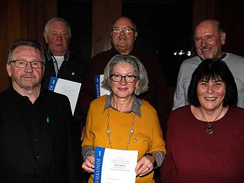Ehrungen beim VdK: Engelbert Roith, Anita Müller, Brigitte Haas. Und hinten Helmut Jung, Leonhard Ehrmann, Gerhard Knauf. Fotos: Gerd Schaar
