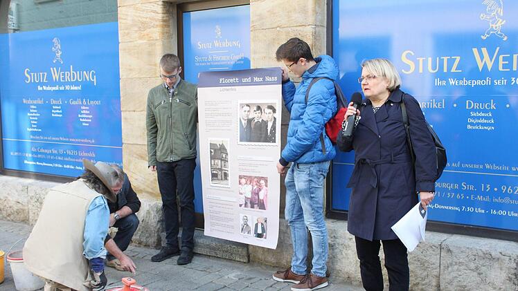 Lichtenfelser Gymnasiasten beteiligten sich an der Gestaltung des Stolpersteine-Verlegens durch Gunter Demnig.