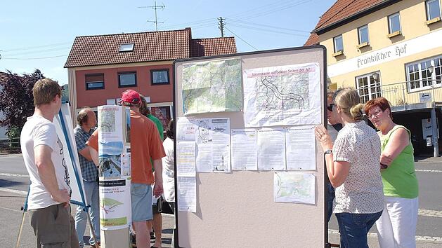 Die BI "Sinntal gegen die Stromtrasse" will das Thema um die Wechselstromleitung P43 mehr ins Bewusstsein der Bev&ouml;lkerung r&uuml;cken und aufkl&auml;ren - so wie 2014 in Zeitlofs zur Gleichstromleitung S&uuml;dlink. Foto: Stephanie Elm