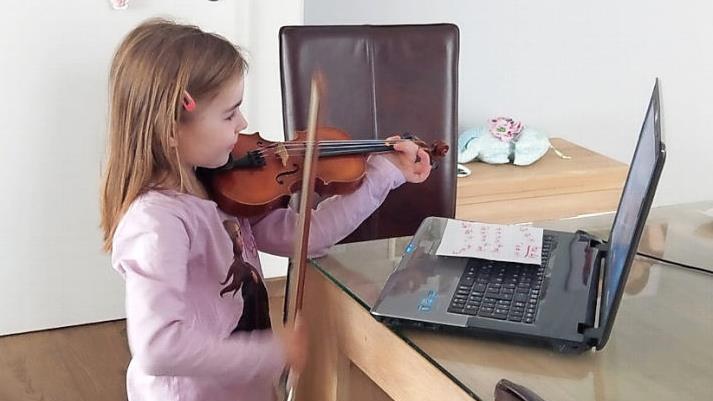 Marie-Luise übt fleißig Geige. Der Unterricht findet im Moment übers Internet statt.  Foto: Johanna Blum