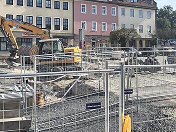 Bisher durfte teilweise noch auf dem Marktplatz geparkt werden. Ab Montag fallen nun auch die Stellflächen vor der Hypo-Bank (im Hintergrund) aufgrund der umfangreichen Baumaßnahmen weg. Für Fußgänger ist die Verbindung zwischen der Georg-Langbein-Straße und dem Steinweg (im Vordergrund) seit einigen Tagen wieder nutzbar. Fotos: Christoph Böger