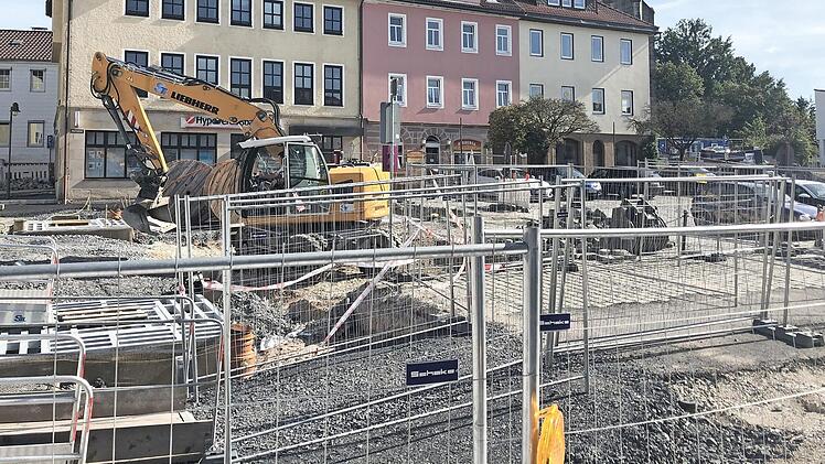 Bisher durfte teilweise noch auf dem Marktplatz geparkt werden. Ab Montag fallen nun auch die Stellflächen vor der Hypo-Bank (im Hintergrund) aufgrund der umfangreichen Baumaßnahmen weg. Für Fußgänger ist die Verbindung zwischen der Georg-Langbein-Straße und dem Steinweg (im Vordergrund) seit einigen Tagen wieder nutzbar. Fotos: Christoph Böger