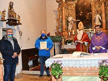 Bei der Verleihung der Ehrennadel in Silber der Mesnervereinigung des Erzbistums Bamberg in der Kirchengemeinde St. Georg Marienroth (von links): Kirchenpfleger Peter Sacher, Mesner Markus Müller, Nikolaus (Hans Löffler), Pfarrer Detlef Pötzl  Foto: K.-H. Hofmann