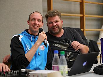 Kjeld Classen (rechts) gemeinsam mit Sebastian Becker beim Kommentieren eines Ligaspiels der Hammelburg Volleys. Momentan glänzt der 38-Jährige aber besonders als Spieler der 2. Mannschaft. Foto: Jens Feistel