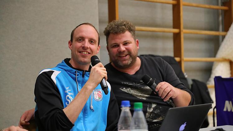 Kjeld Classen (rechts) gemeinsam mit Sebastian Becker beim Kommentieren eines Ligaspiels der Hammelburg Volleys. Momentan glänzt der 38-Jährige aber besonders als Spieler der 2. Mannschaft. Foto: Jens Feistel