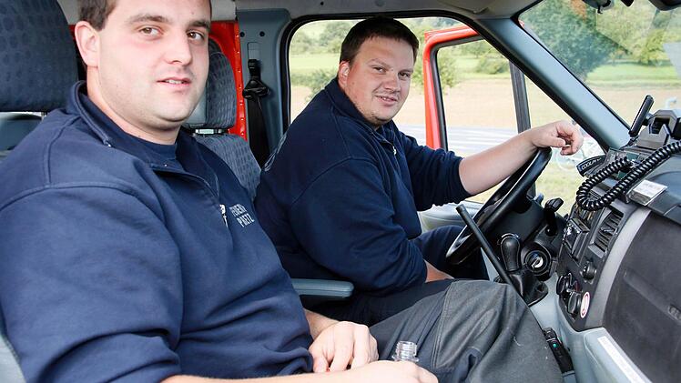 Konstantin Kunze (l.) und Thomas Glas sichern seit 13 Jahren die Strecke ab. Fotos: Matthias Hoch