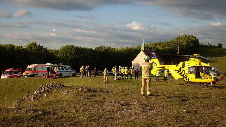Mehrere Fahrzeuge von Rettungsdienst, Feuerwehr und Bergwacht sowie der Rettungshubschrauber am Walberlaplateau. Foto: Feuerwehr