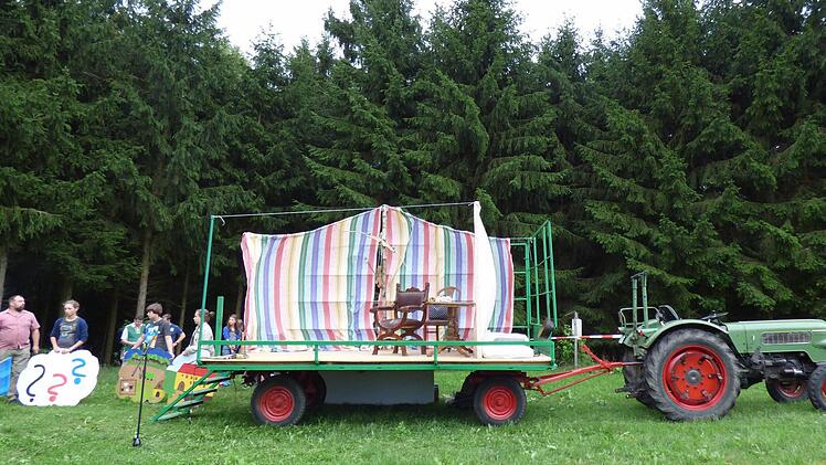 Die Bühne wandert mit.