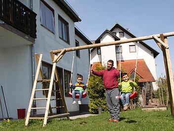 Papa Ahmad würde gern mit seiner Familie die Gemeinschaftsunterkunft in Volkers verlassen. Die beiden Jungen Zied und Mosa (von links) bekommen bald ein kleines Schwesterchen. Sie wird in wenigen Wochen geboren werden. Foto: Ulrike Müller