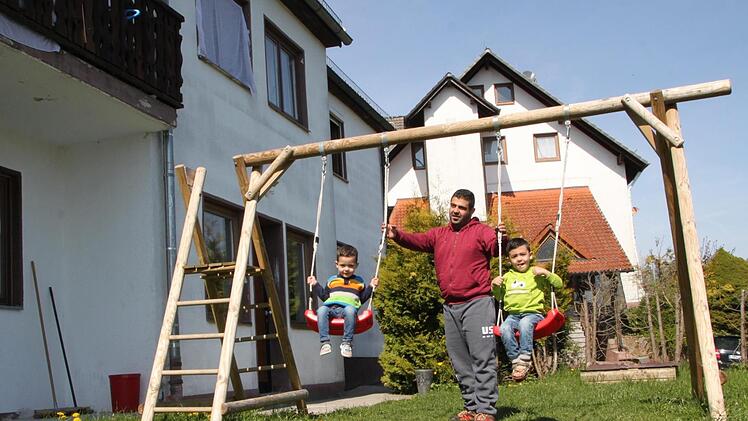 Papa Ahmad würde gern mit seiner Familie die Gemeinschaftsunterkunft in Volkers verlassen. Die beiden Jungen Zied und Mosa (von links) bekommen bald ein kleines Schwesterchen. Sie wird in wenigen Wochen geboren werden. Foto: Ulrike Müller