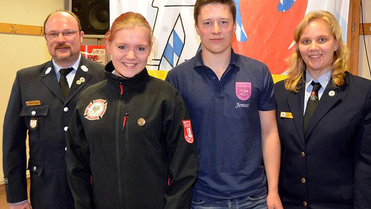 Neu gewählt wurden beim Kreisjugendfeuerwehrtag in Obereschenbach die Kreisjugendsprecher und stellvertretenden Kreisjugendsprecher. Auf dem Foto sind (von links): Kreisjugendwart Klaus Kippes, Sina Schelp (stellvertr. Jugendsprecherin), Jonas Wehner (Kreisjugendsprecher) und Christine Fell (stellvertretende Kreisjugendwartin).