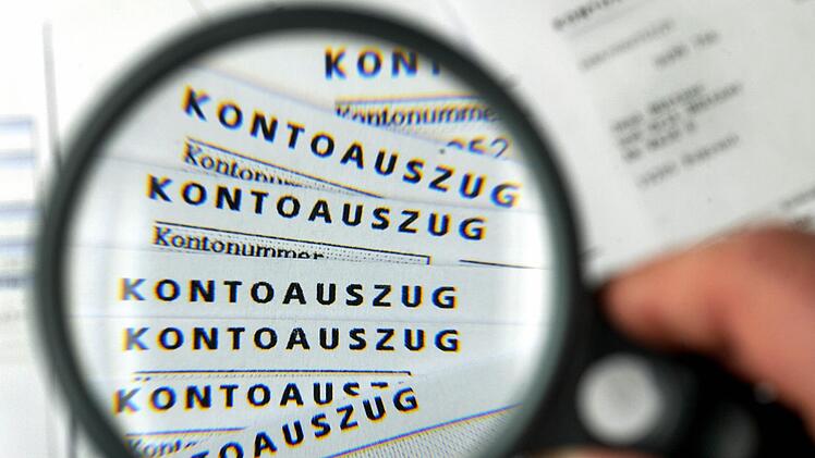 Hätten die Kunden ihre Kontoauszüge näher angeschaut, wäre der Angeklagte möglicherweise früher aufgeflogen.Symbolbild: Jens Büttner/dpa