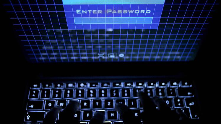 Selbst bezahlen wollte der T&auml;ter sein bestelltes Sexspielzeug wohl nicht - darum hackte er sich in das Konto eines Unternehmens aus Weismain. Symbolfoto: Oliver Berg/dpa