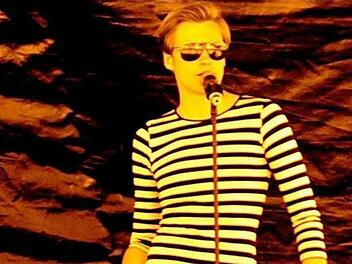 Schon immer auf der Bühne zu Hause: Der Coburger Robin Höhn, hier bei einem Auftritt vor drei Jahren, als Teil des Electro-Funk-Duos "Fair Enough!".privat