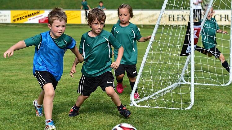 Kleinere Mannschaftsgr&ouml;&szlig;en und Minitore: Der Bayerische Fu&szlig;ballverband bietet den Vereinen ab Juli eine neue Spielform an.  Foto: Sportfoto Zink