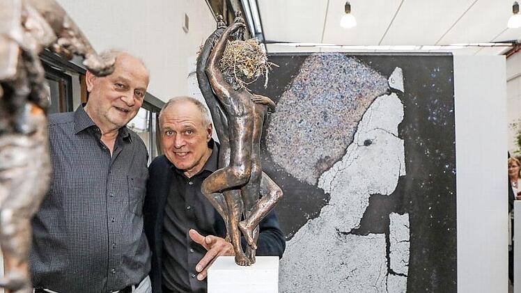 Manfred Koch (l.) und Adelbert Heil präsentieren ihre Werke in den Räumen der Mediengruppe Oberfranken.   Fotos: Barbara Herbst