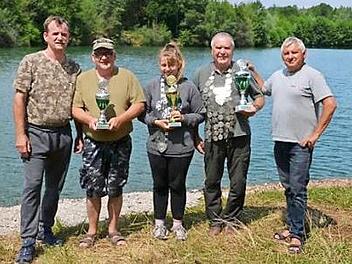 Die Ehrung der Fischerk&ouml;nige (von rechts): Vorsitzender Anton Freund, Hans Bornemann, Sarah Seeger, Wolfgang Litz und Zweiter Vorsitzender Dieter Mauer  Foto: privat