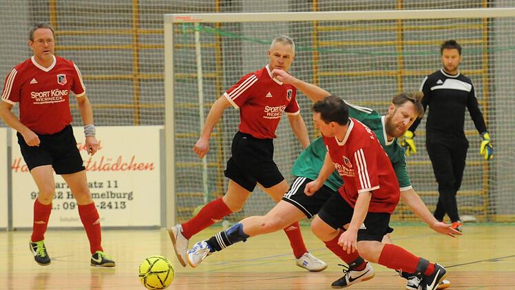 Unser Szenenbild stammt aus der Begegnung des FC Hammelburg gegen den FC Fuchsstadt (in rot). Foto: ssp