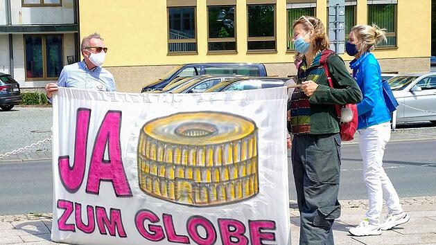 Schon vor der  Stadtratssitzung im Kongresshaus Coburg nehmen Theaterfans unmissverst&auml;ndlich Stellung zur Ausweichspielst&auml;tte namens Globe.Foto: Jochen Berger