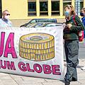 Schon vor der  Stadtratssitzung im Kongresshaus Coburg nehmen Theaterfans unmissverständlich Stellung zur Ausweichspielstätte namens Globe.Foto: Jochen Berger