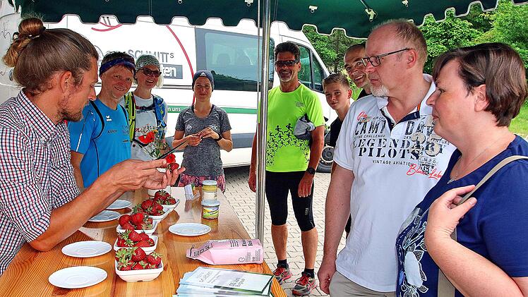 Unterschiedliche Erdbeersorten konnten die Wanderer in Schmitt's Obstgarten probieren. Links Firmenchef Clemens Schmitt. Foto: Dieter Britz