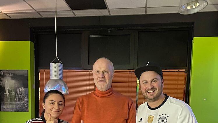 Höchstadt: Stammgäste übernehmen "Bistro-Café-Treff" - junges Paar in ungewohnter Rolle