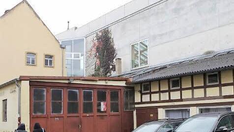 An der Rückseite der Teilbibliothek 4 sind über der Dachschräge die Glastüren zu sehen, die in den zukünftigen Anbau führen.