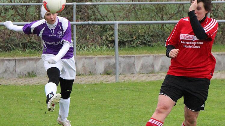 Bei Danuta Golombeks (VfR Bibergau) Flanke geht Manuela Hilpert (TSV Castell) lieber einmal in Deckung. Foto: Thomas
