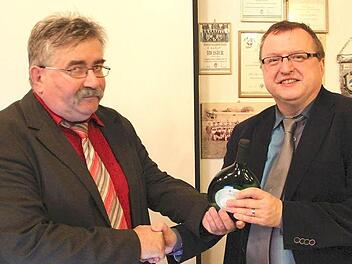 Josef Raab (links) leitet bis 2017 weiter die Geschicke der Schiedsrichtergruppe Haßberge. Bei Neuwahl bekam der 58-jährige Knetzgauer erneut einstimmig das Vertrauen ausgesprochen. Dazu gratulierte Bezirksschiedsrichterobmann Norbert Kröckel.  Foto: Ralf Naumann