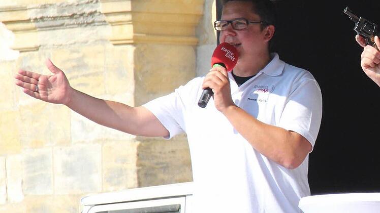 OB Norbert Tessmer gab den Startschuss für den Hauptlauf.