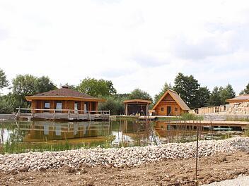 Der idyllische Badesee mit den angrenzenden Saunen und dem "Haus der Stille" (rechts) auf der Anhöhe  Fotos: Johannes Gurguta