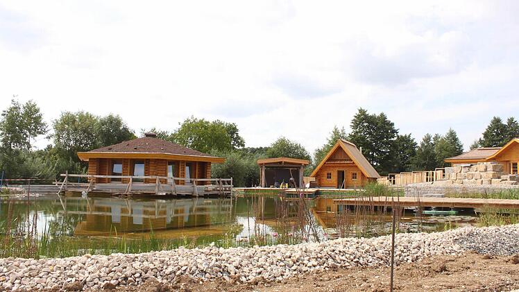 Der idyllische Badesee mit den angrenzenden Saunen und dem "Haus der Stille" (rechts) auf der Anhöhe  Fotos: Johannes Gurguta
